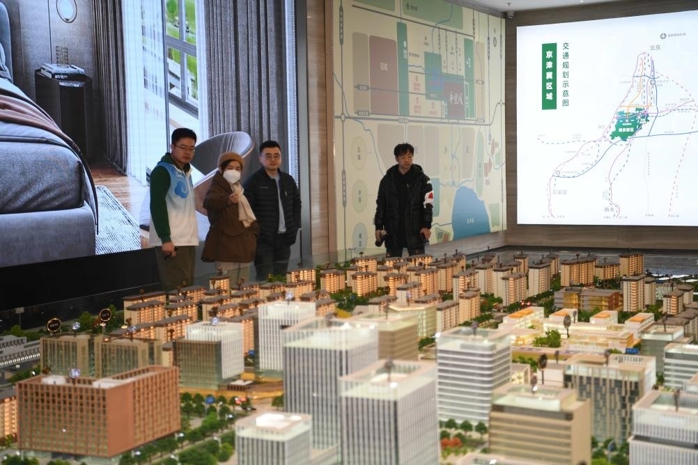 購房者在河北雄安新區(qū)某項(xiàng)目售樓部查看沙盤（2月25日攝）。新華社記者 朱旭東 攝
