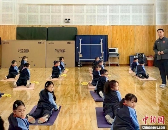 逸陽(yáng)文思學(xué)校學(xué)生正在進(jìn)行運(yùn)動(dòng)恢復(fù)矯正訓(xùn)練。<a target='_blank' href='/' ><p align=