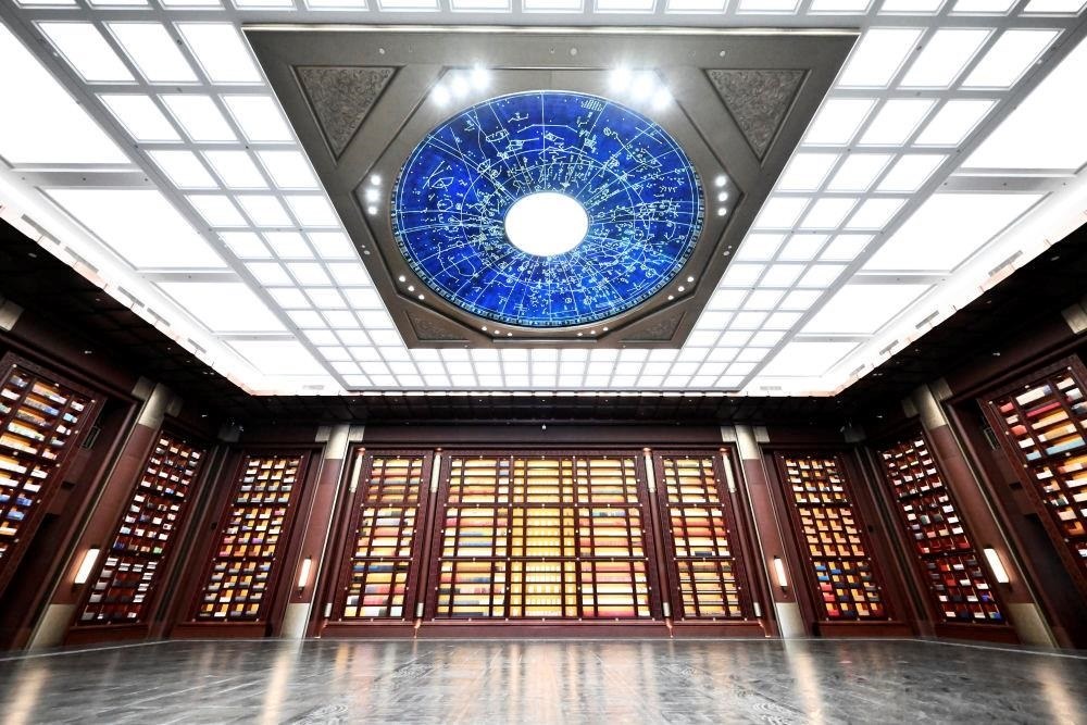 △中國(guó)國(guó)家版本館中央總館“文瀚閣”內(nèi)景。星空穹頂上是一幅宋代石刻天文圖，傳遞著“文瀚閣”的寓意：中華文明如星空般浩瀚璀璨。