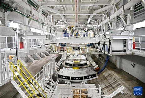 12月30日，建設(shè)者在青島膠州灣第二隧道工程南線主線隧道盾構(gòu)掘進(jìn)現(xiàn)場作業(yè)。新華社記者 李紫恒 攝