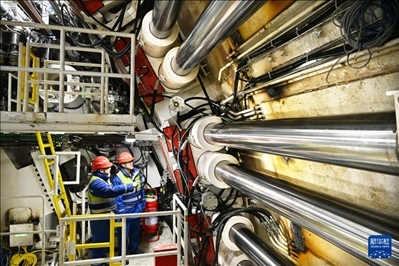 12月30日，中鐵十四局技術(shù)人員在盾構(gòu)掘進(jìn)開始前檢查“海天號”盾構(gòu)機(jī)。新華社記者 李紫恒 攝