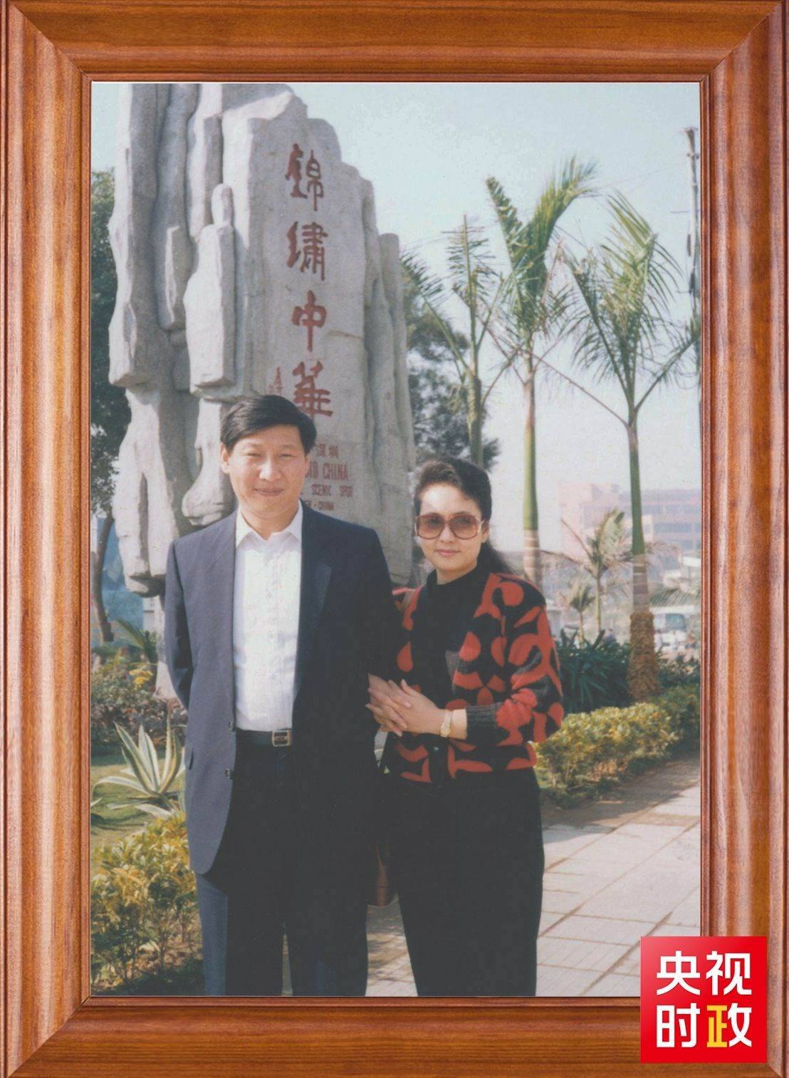△這是習(xí)近平和夫人彭麗媛的合影。這張照片第一次出現(xiàn)在他的書架上。