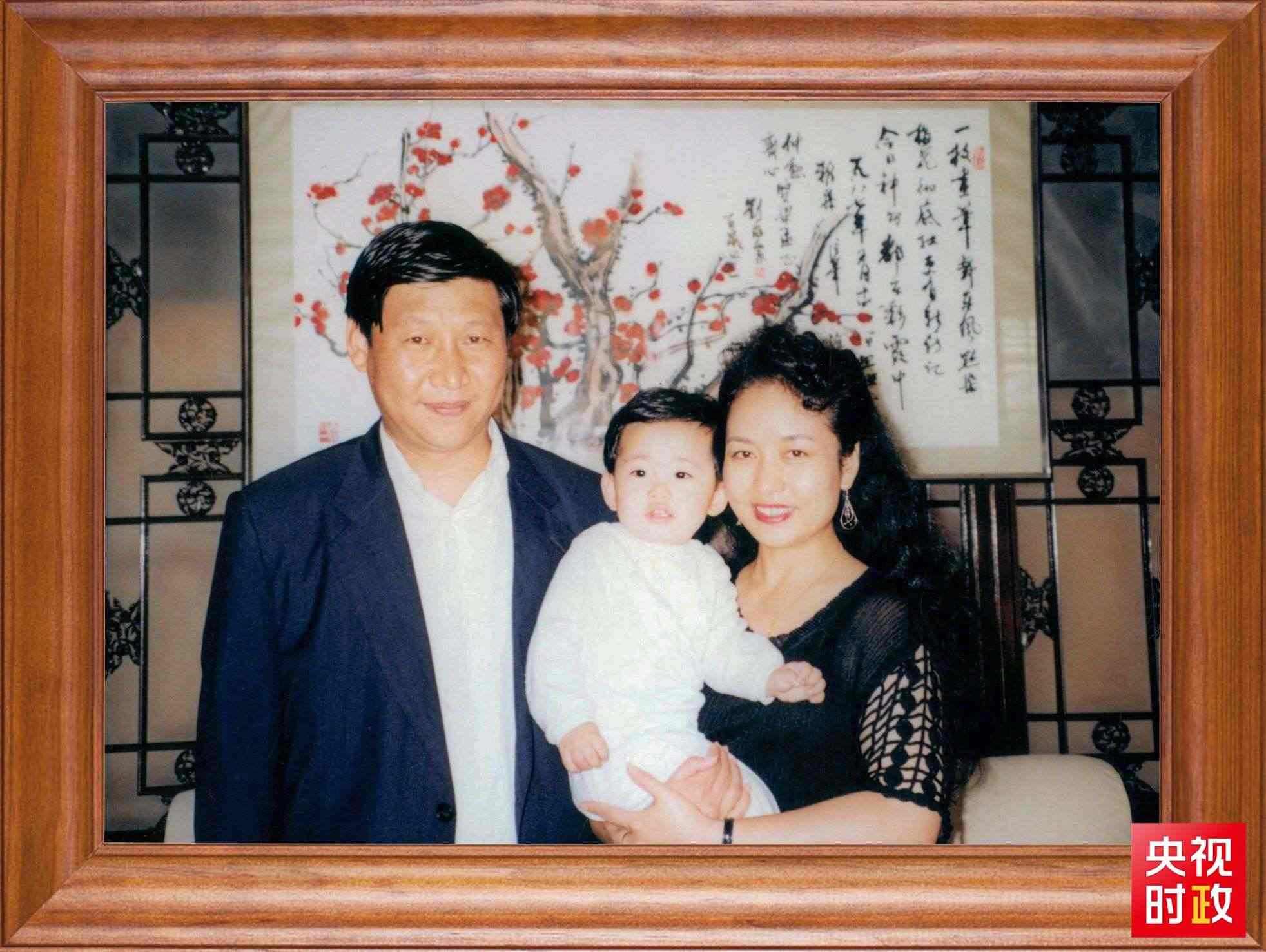 △這是習(xí)近平一家三口的合影。這張照片第一次出現(xiàn)在他的書架上。