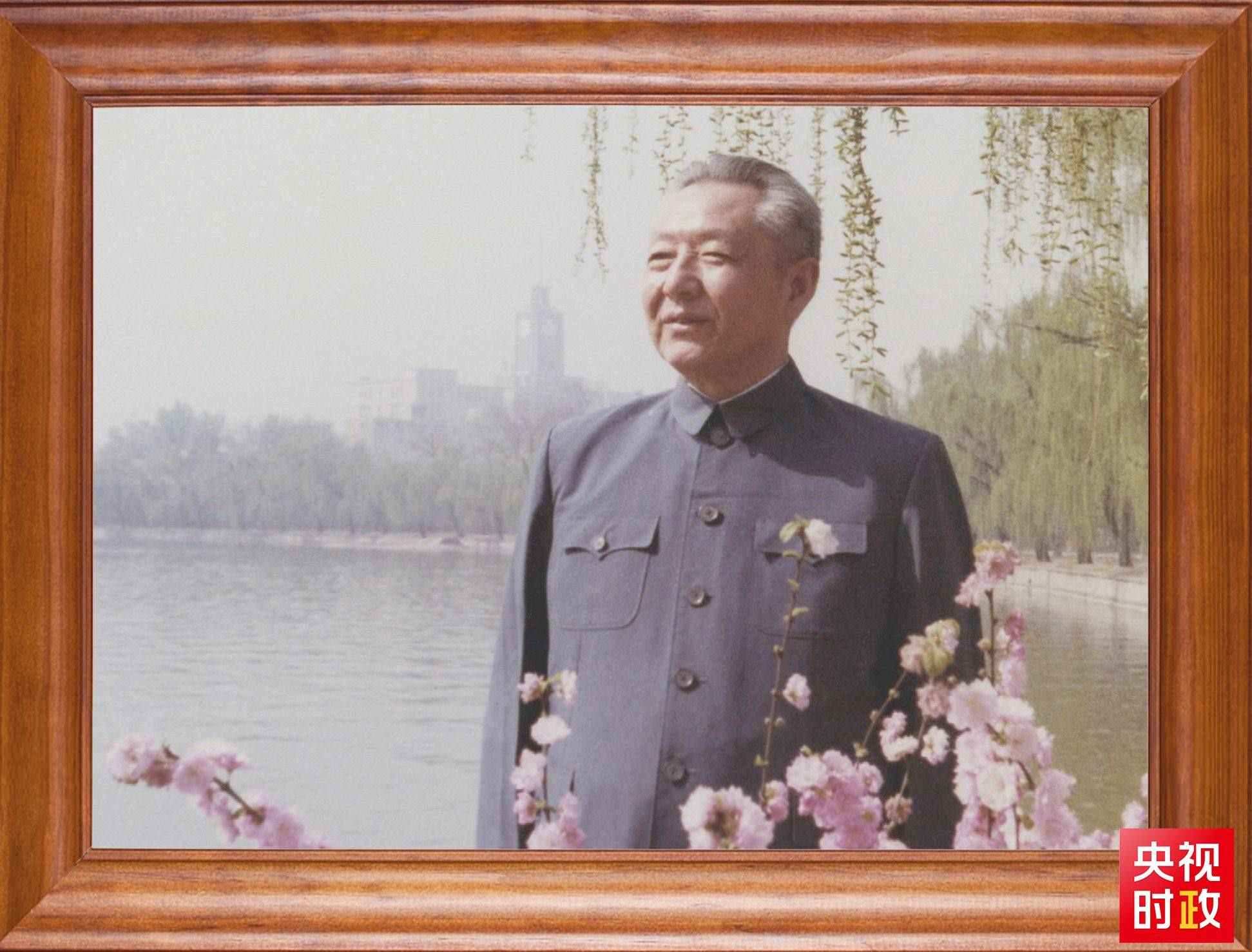 △這是習(xí)近平父親習(xí)仲勛同志的照片。2023年10月15日，是習(xí)仲勛同志誕辰110周年紀(jì)念日。這張照片第一次出現(xiàn)在他的書架上。