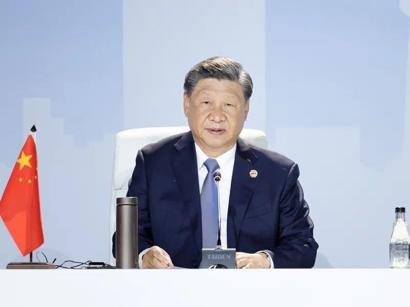 當?shù)貢r間8月24日，習(xí)近平主席在南非約翰內(nèi)斯堡出席金磚國家領(lǐng)導(dǎo)人第十五次會晤特別記者會。