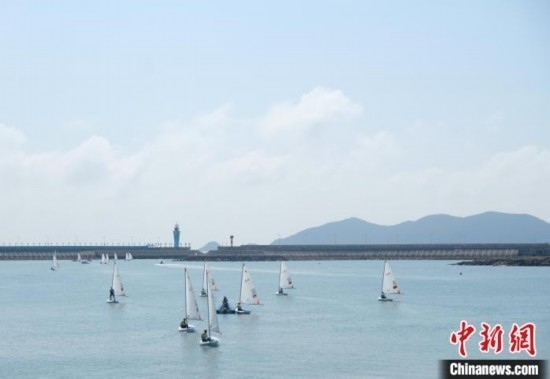 浙江象山，杭州亞運(yùn)會(huì)帆船項(xiàng)目運(yùn)動(dòng)員揚(yáng)帆起航。林波 攝