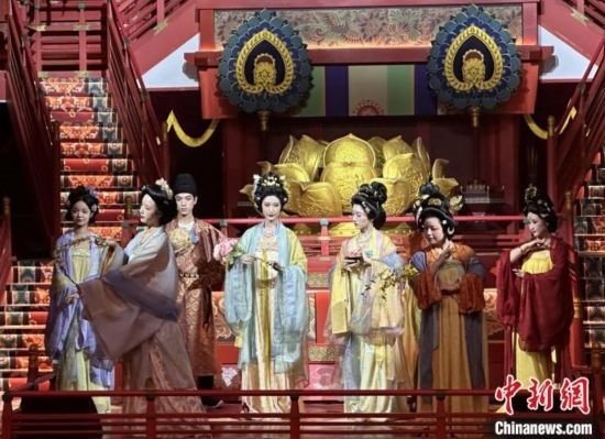 2023年12月31日晚間，在長(zhǎng)安十二時(shí)辰主題街區(qū)進(jìn)行的漢服表演。 中新社記者 張一辰 攝