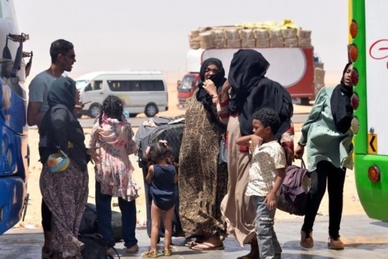  2023年4月27日，在埃及南部與蘇丹交界的阿爾根邊境口岸，人們離開蘇丹進入埃及境內(nèi)。新華社發(fā)（拉德萬攝）