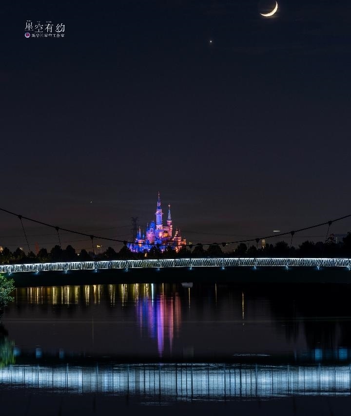 上海星空攝影愛(ài)好者陳悅?cè)A2023年5月23日在上海浦東拍攝的金星伴月。（本人供圖）