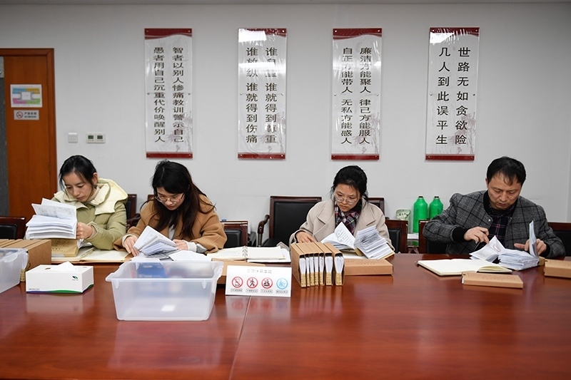 2020年1月8日，浙江寧波市北侖區(qū)紀(jì)委工作人員在檢查北侖區(qū)大數(shù)據(jù)發(fā)展管理中心2019年的公款消費(fèi)票據(jù)，查找是否存在違規(guī)問題。