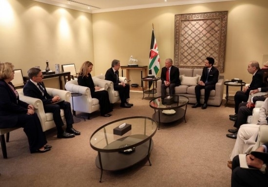 1月7日，約旦國(guó)王阿卜杜拉二世（中右）在安曼會(huì)見(jiàn)到訪的美國(guó)國(guó)務(wù)卿布林肯（中左）。新華社發(fā)（約旦王宮供圖）