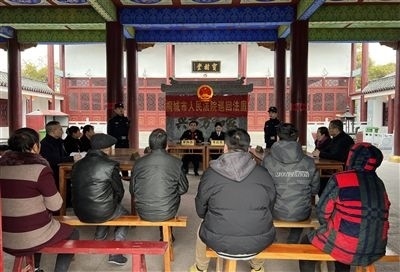  圖③：庭審在謝氏祠堂內(nèi)進(jìn)行。