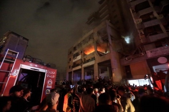 1月2日，人們聚集在黎巴嫩貝魯特南郊的以色列無(wú)人機(jī)襲擊現(xiàn)場(chǎng)。新華社發(fā)（比拉爾·賈維希攝）