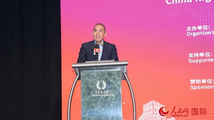 內(nèi)華達(dá)州副州長辦公室幕僚長魯?shù)稀づ撩鲌D安在論壇致辭。人民網(wǎng)記者 鄧圩攝