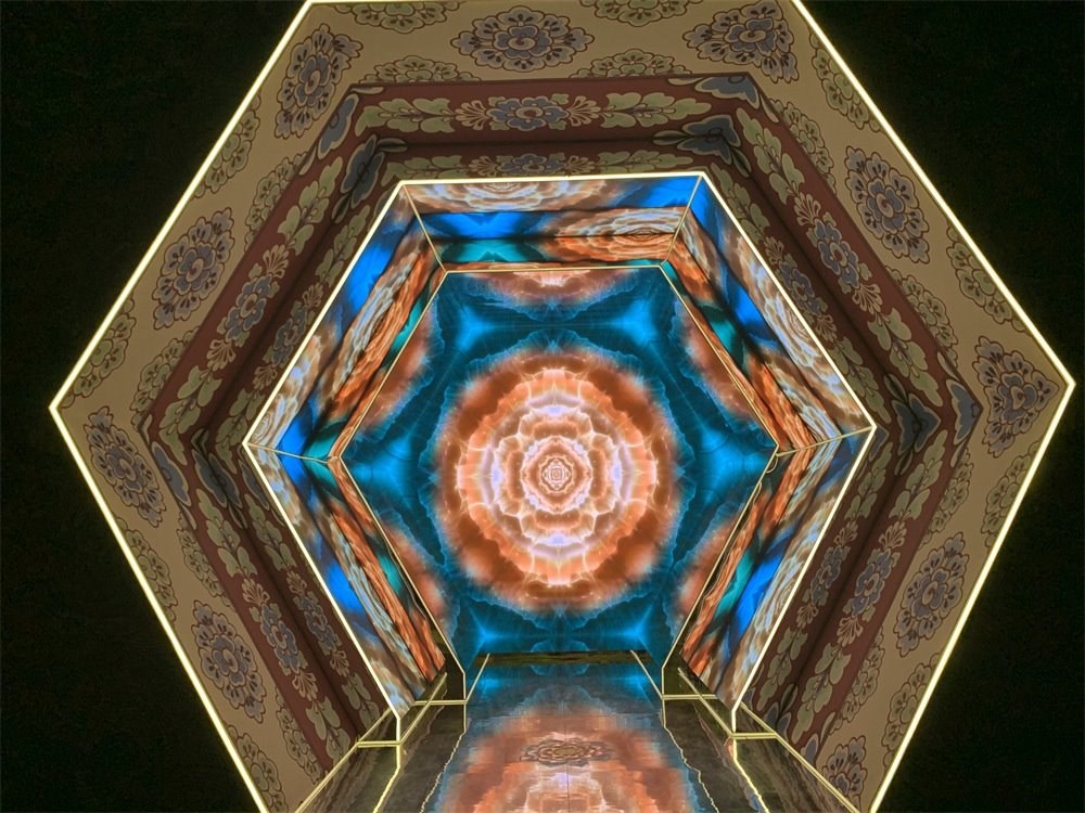 中國(guó)國(guó)家博物館“華彩萬(wàn)象——石窟藝術(shù)沉浸體驗(yàn)”現(xiàn)場(chǎng)。人民網(wǎng)記者 韋衍行攝