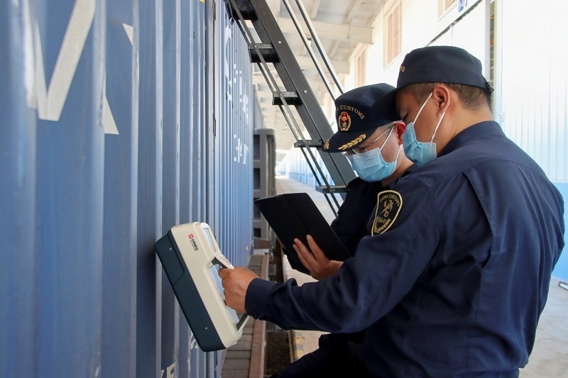 海關(guān)關(guān)員使用手持式輻射探測(cè)儀對(duì)中老鐵路入境貨物進(jìn)行檢測(cè)。張釋巍攝