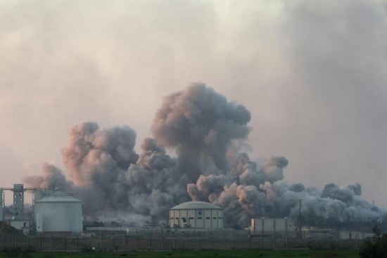  這是1月6日從加沙邊境以色列一側(cè)拍攝的加沙北部遭襲情況。新華社發(fā)（伊蘭·阿薩亞格攝/基尼圖片社）