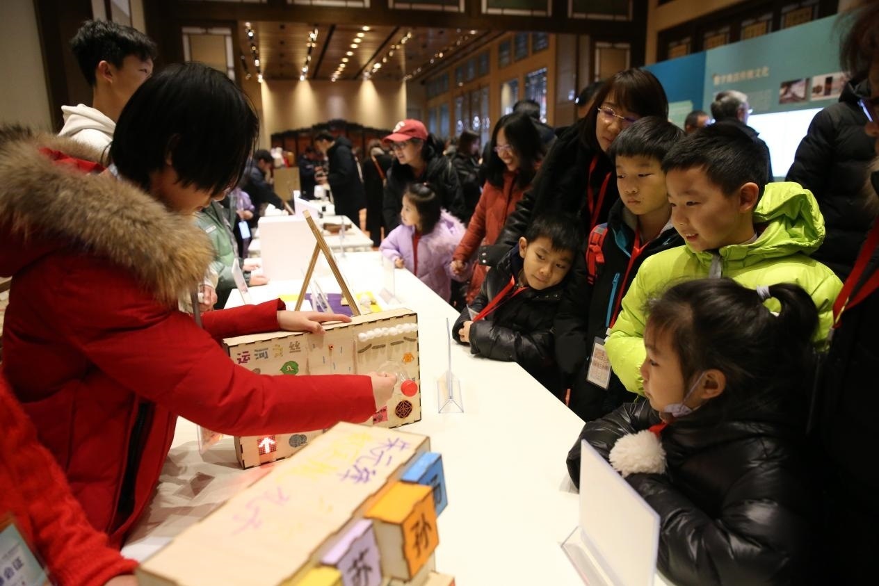 學生現(xiàn)場演示科創(chuàng)作品。主辦方供圖