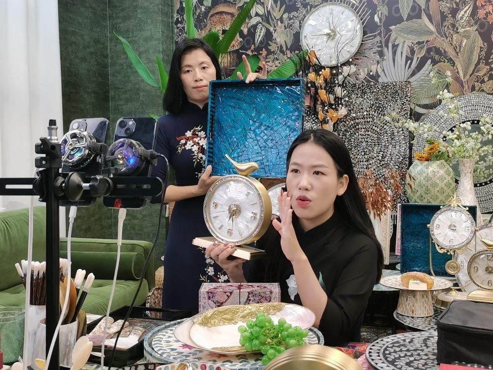 △在廣西防城港東興市一個電商直播間里，主播在進行活動推介。