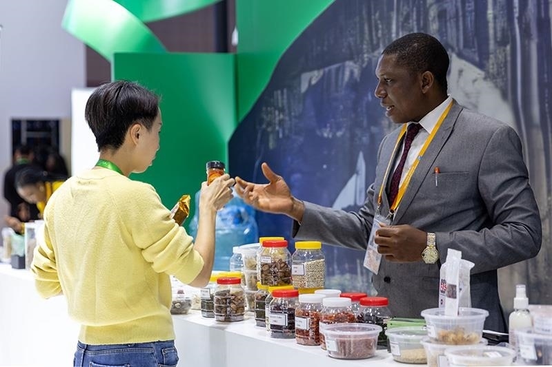 △2023年11月7日，在進博會國家館尼日利亞館，展商介紹尼日利亞產(chǎn)品。