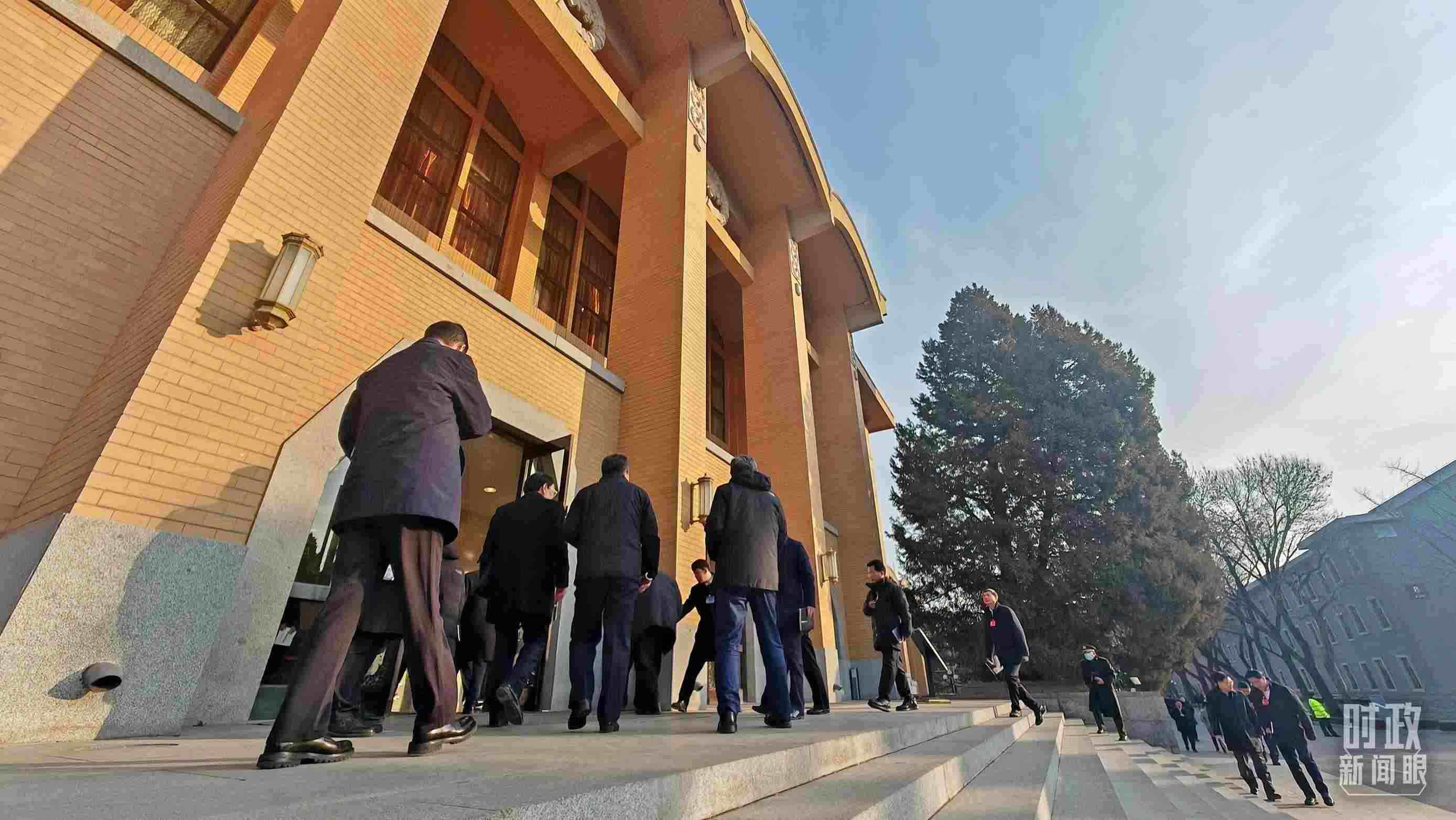 △省部級(jí)主要領(lǐng)導(dǎo)干部推動(dòng)金融高質(zhì)量發(fā)展專題研討班的學(xué)員們正在進(jìn)入會(huì)場(chǎng)。（總臺(tái)央視記者王策拍攝）