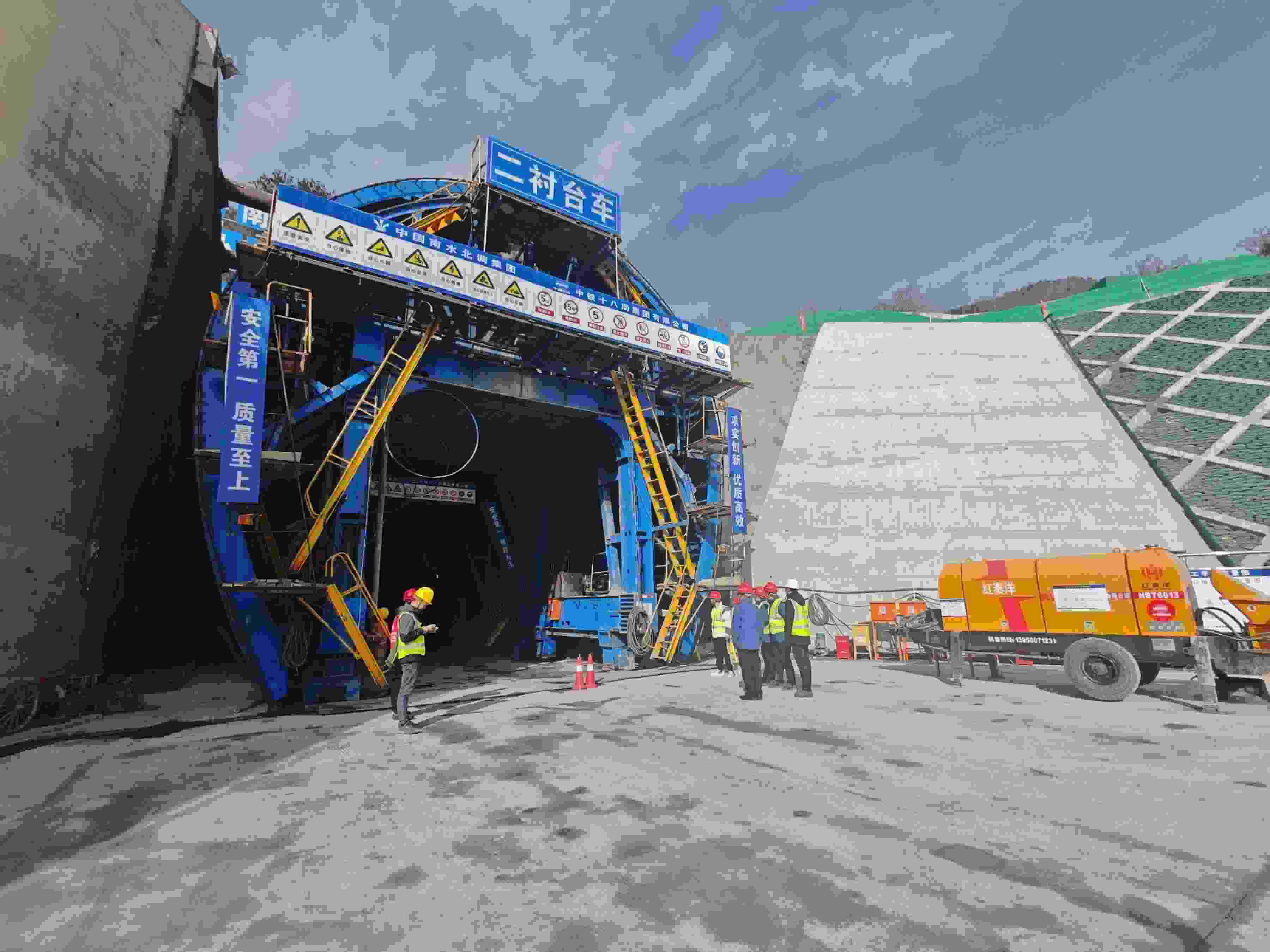 湖北省襄陽市?？悼h馬良鎮(zhèn)的引江補漢工程輸水隧洞8號平洞施工現(xiàn)場。受訪者供圖