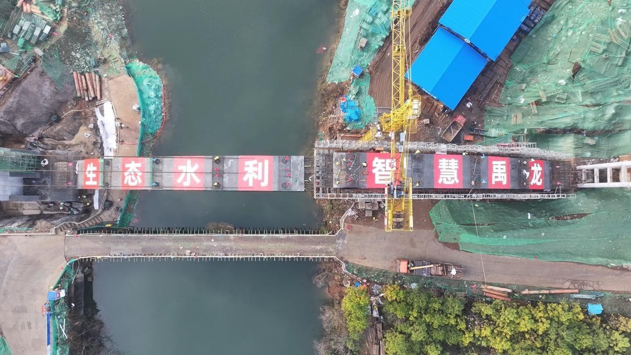 漳河灌區(qū)響水洞渡槽轉(zhuǎn)體合龍。受訪者供圖