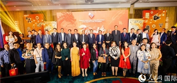 出席駐菲律賓使館2024年新年媒體沙龍部分嘉賓代表合影。人民網(wǎng)記者樊帆 攝