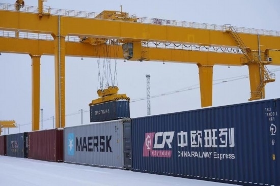 霍爾果斯口岸鐵路換裝場內(nèi)正在進行集裝箱換裝作業(yè)。（受訪單位供圖）