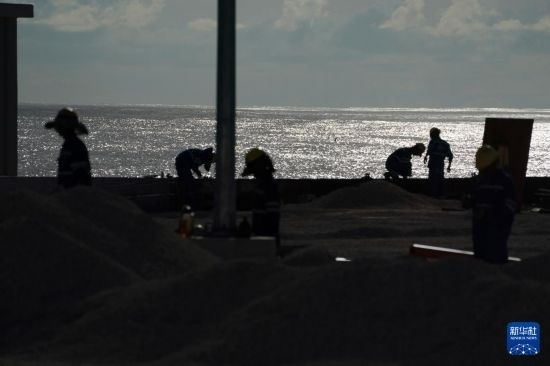 1月18日，工作人員在瑙魯艾沃港碼頭升級(jí)改造項(xiàng)目工地工作。新華社記者 王申 攝