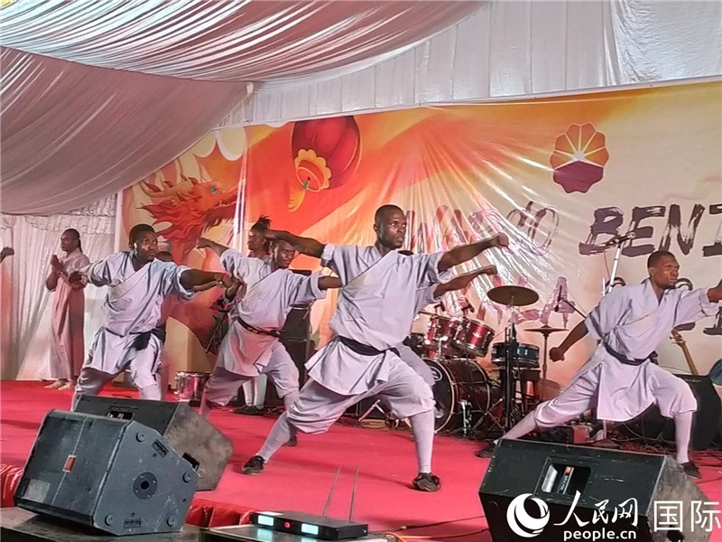 貝寧中國文化中心武術隊在進行表演。人民網(wǎng)記者 黃培昭攝