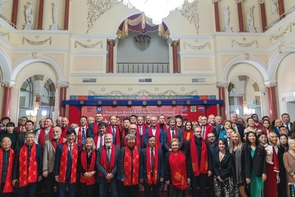 中俄書法美術(shù)作品聯(lián)展與會來賓共同合影留念。駐俄羅斯使館供圖