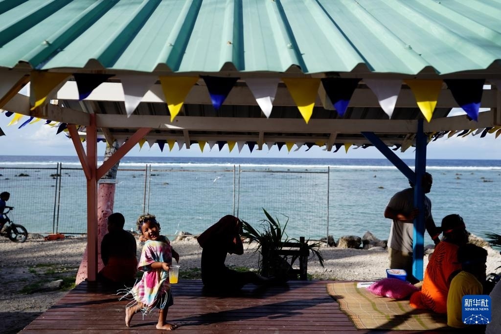 1月20日，當?shù)厝嗽阼斠惶幒┬蓍e娛樂。新華社記者 王申 攝