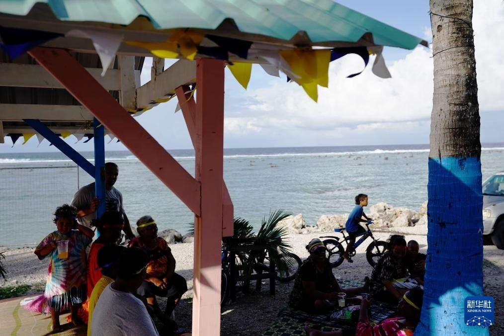 1月20日，當?shù)厝嗽阼斠惶幒┬蓍e娛樂。新華社記者 王申 攝