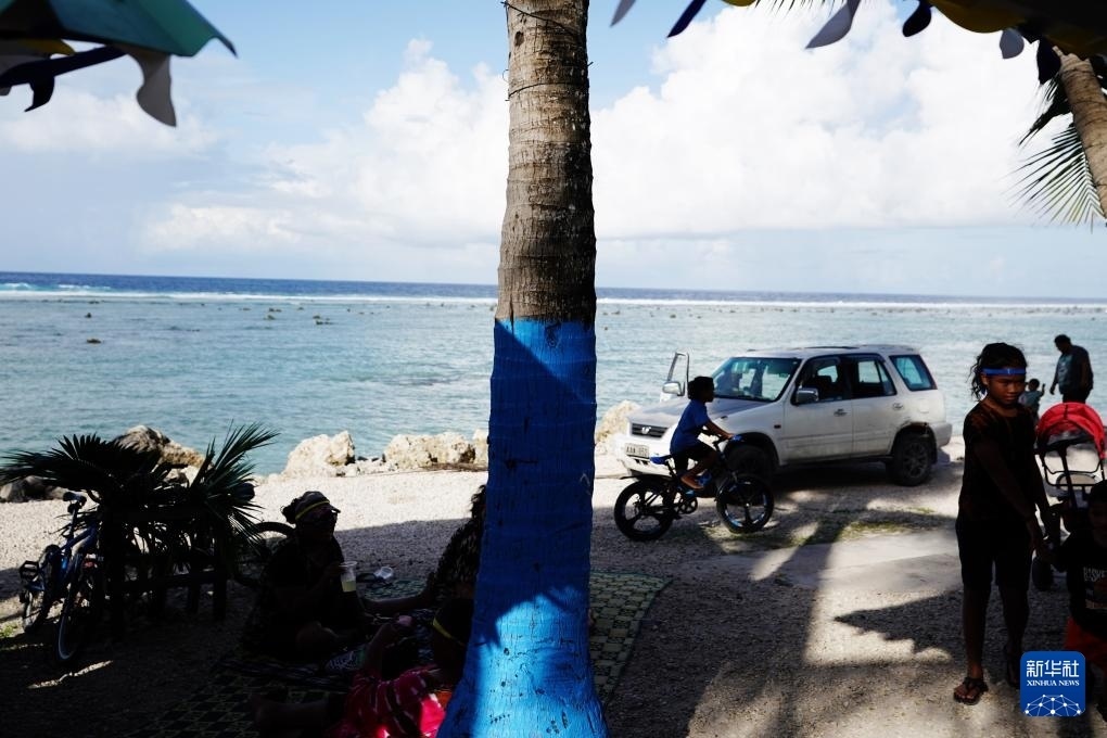 1月20日，當?shù)厝嗽阼斠惶幒┬蓍e娛樂。新華社記者 王申 攝