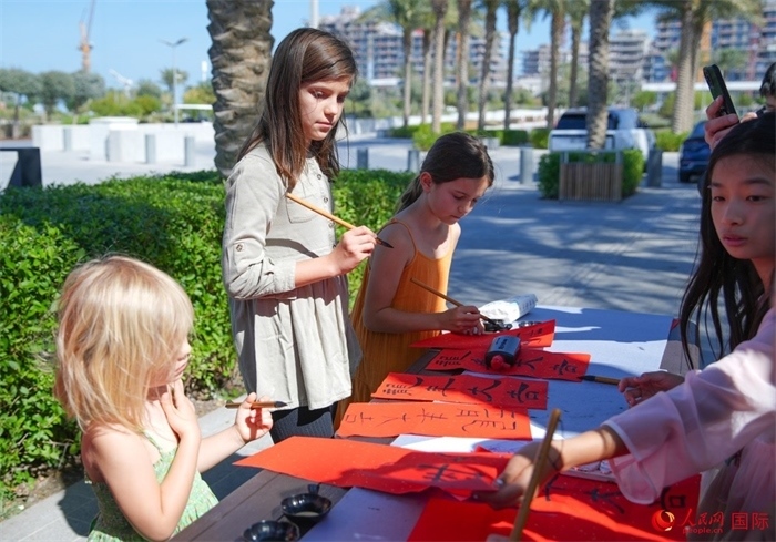 小朋友體驗(yàn)書法創(chuàng)作。人民網(wǎng) 塔里克·易卜拉欣攝