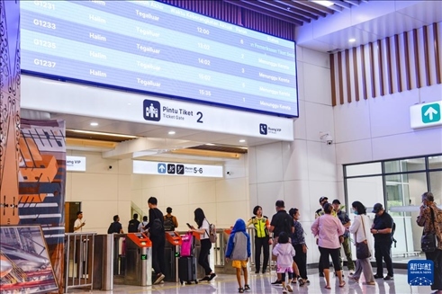 1月24日，在印度尼西亞雅加達哈利姆站候車大廳，乘客刷票前往站臺。新華社記者 徐欽 攝