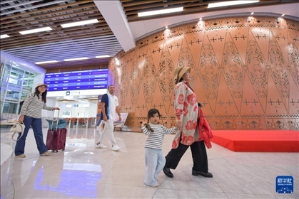 1月24日，在印度尼西亞雅加達哈利姆站，乘客在候車大廳內(nèi)行走。新華社記者 徐欽 攝