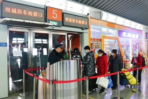 哈西公路客運(yùn)站內(nèi)旅客檢票排隊(duì)上車。黑龍江省交通運(yùn)輸廳供圖