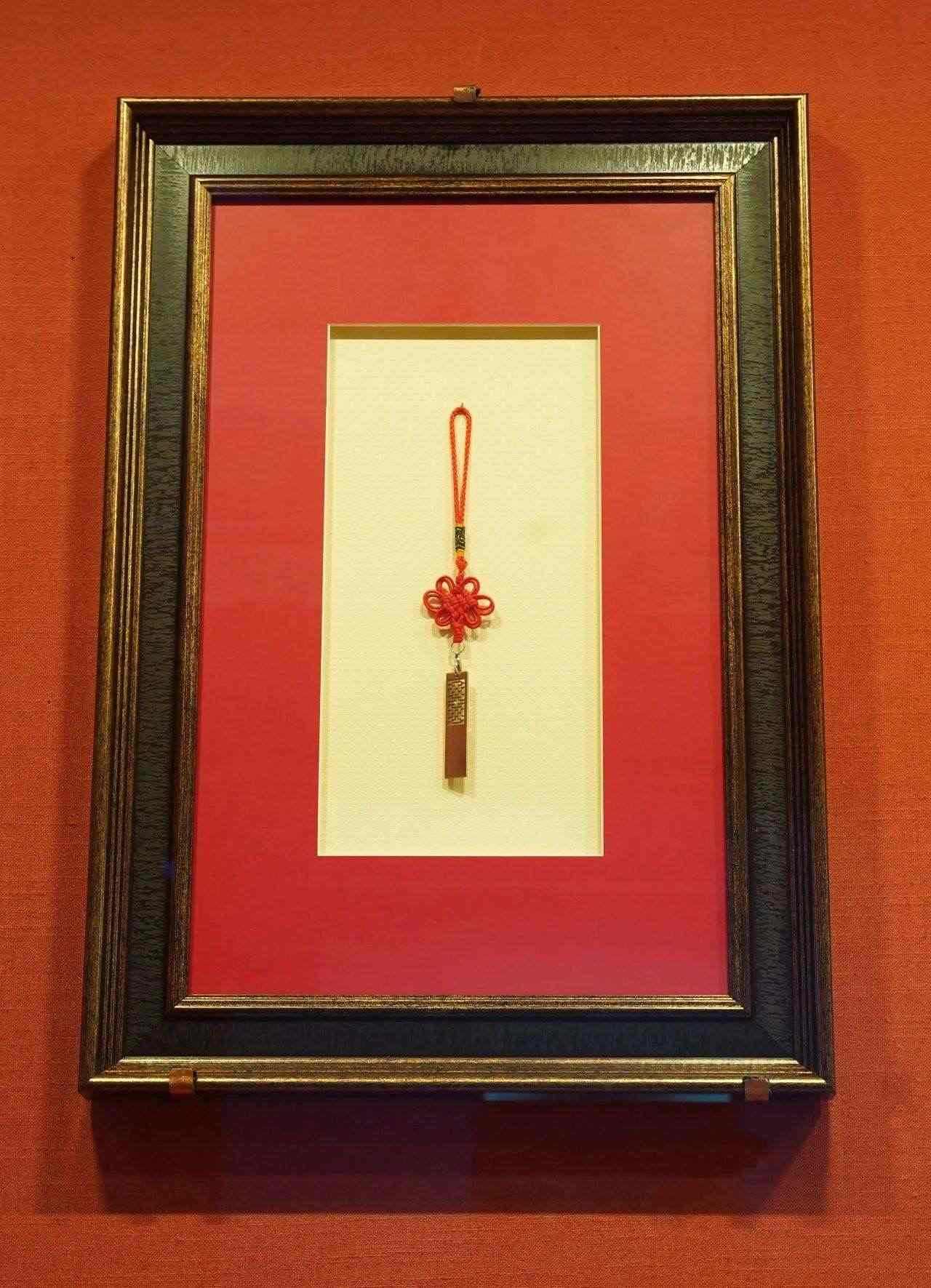 2017年5月，時任肯尼亞總統(tǒng)烏胡魯·肯雅塔贈送習近平主席的蒙內鐵路紀念U盤。