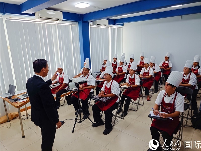 教師向?qū)W員授課。人民網(wǎng)記者 謝佳君攝