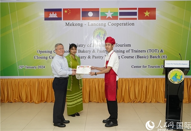 潘峰參贊向?qū)W員頒發(fā)證書。人民網(wǎng)記者 謝佳君攝