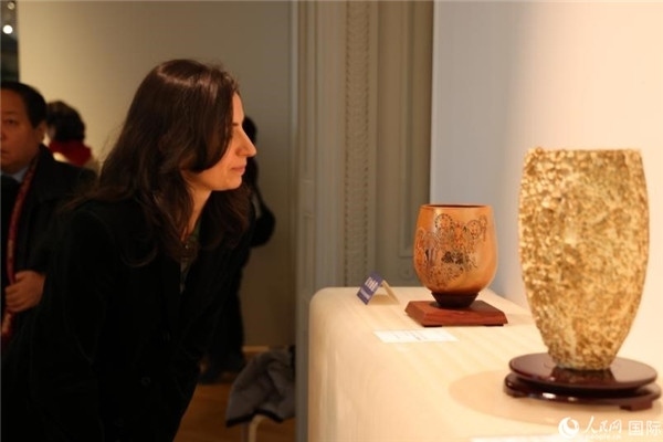 嘉賓和公眾參觀“絲路瓷行”——中國(guó)景德鎮(zhèn)陶瓷文化特展。人民網(wǎng)記者 尚凱元攝