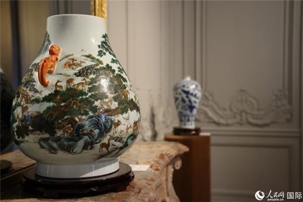 嘉賓和公眾參觀“絲路瓷行”——中國(guó)景德鎮(zhèn)陶瓷文化特展。人民網(wǎng)記者 尚凱元攝