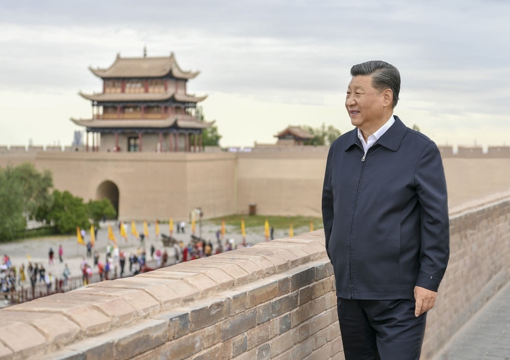 2019年8月20日上午，習(xí)近平來(lái)到嘉峪關(guān)關(guān)城，登上城樓察看關(guān)城整體面貌，聽(tīng)取河西走廊長(zhǎng)城、關(guān)隘歷史文化情況介紹。新華社記者 謝環(huán)馳 攝