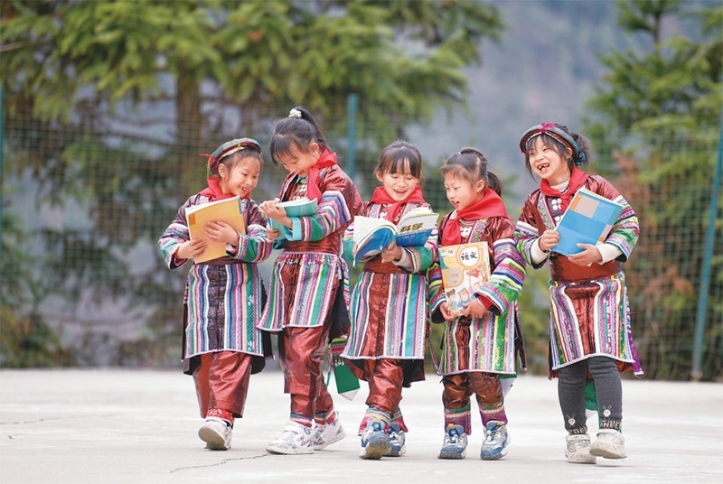 位于貴州省黔東南苗族侗族自治州從江縣大山深處的西山鎮(zhèn)中寨教學點，是一所全校均為瑤族學生的“微小學”。近年來，隨著教學條件逐漸改善，學校發(fā)生了翻天覆地的變化。圖為2023年2月16日，領(lǐng)到新書的瑤族學生在一起交流。 新華社記者 楊文斌/攝