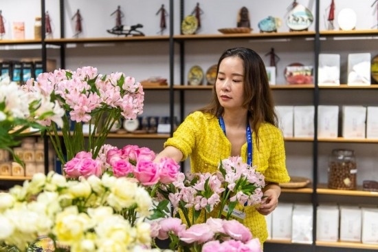 2023年7月1日，在位于湖南省長(zhǎng)沙市的湖南高橋大市場(chǎng)，中非經(jīng)貿(mào)博覽會(huì)常設(shè)展館展區(qū)肯尼亞館工作人員在整理產(chǎn)自非洲的鮮花。新華社記者 陳思汗 攝