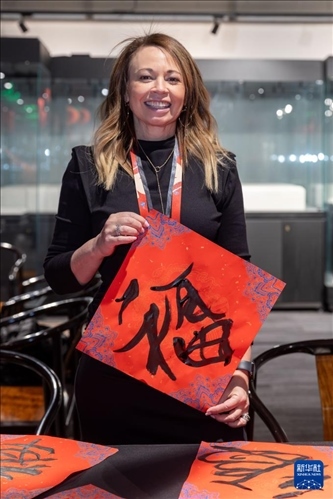1月28日，在上海豫園舉行的民俗活動(dòng)上，美國(guó)馬斯卡廷初中校長(zhǎng)珍妮弗·李·弗里德利展示自己寫下的“?！弊?。 新華社記者 王翔 攝