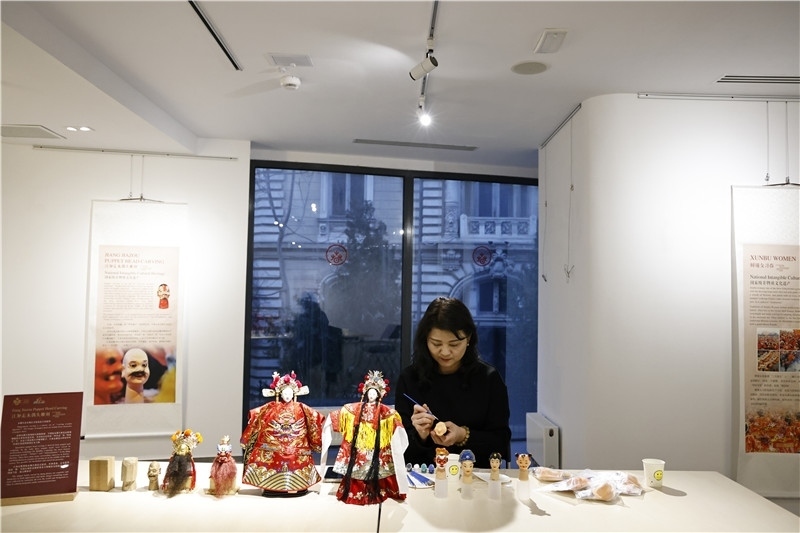 中國(guó)泉州的非遺大師制作江加走木偶頭雕刻。 布加勒斯特中國(guó)文化中心供圖_副本