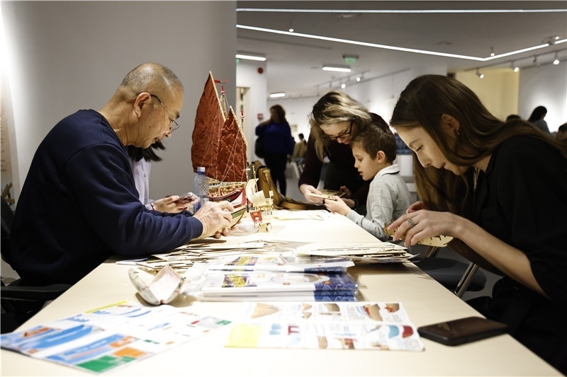 中國(guó)泉州非遺大師現(xiàn)場(chǎng)指導(dǎo)制作水密隔艙福船制造技藝。 布加勒斯特中國(guó)文化中心供圖